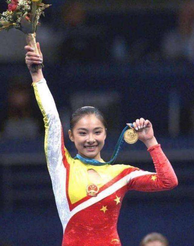 面色|刘璇二胎进入倒计时，着粉嫩碎花裙难掩巨大孕肚，面色红润状态佳