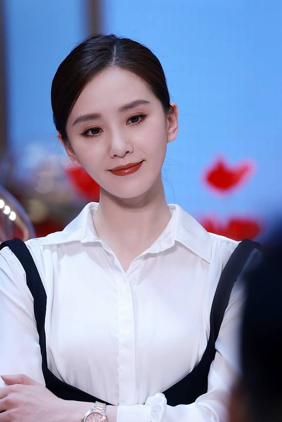 女神|刘诗诗穿白衬衫发型利落气质好 花丛中拍照甜美又优雅