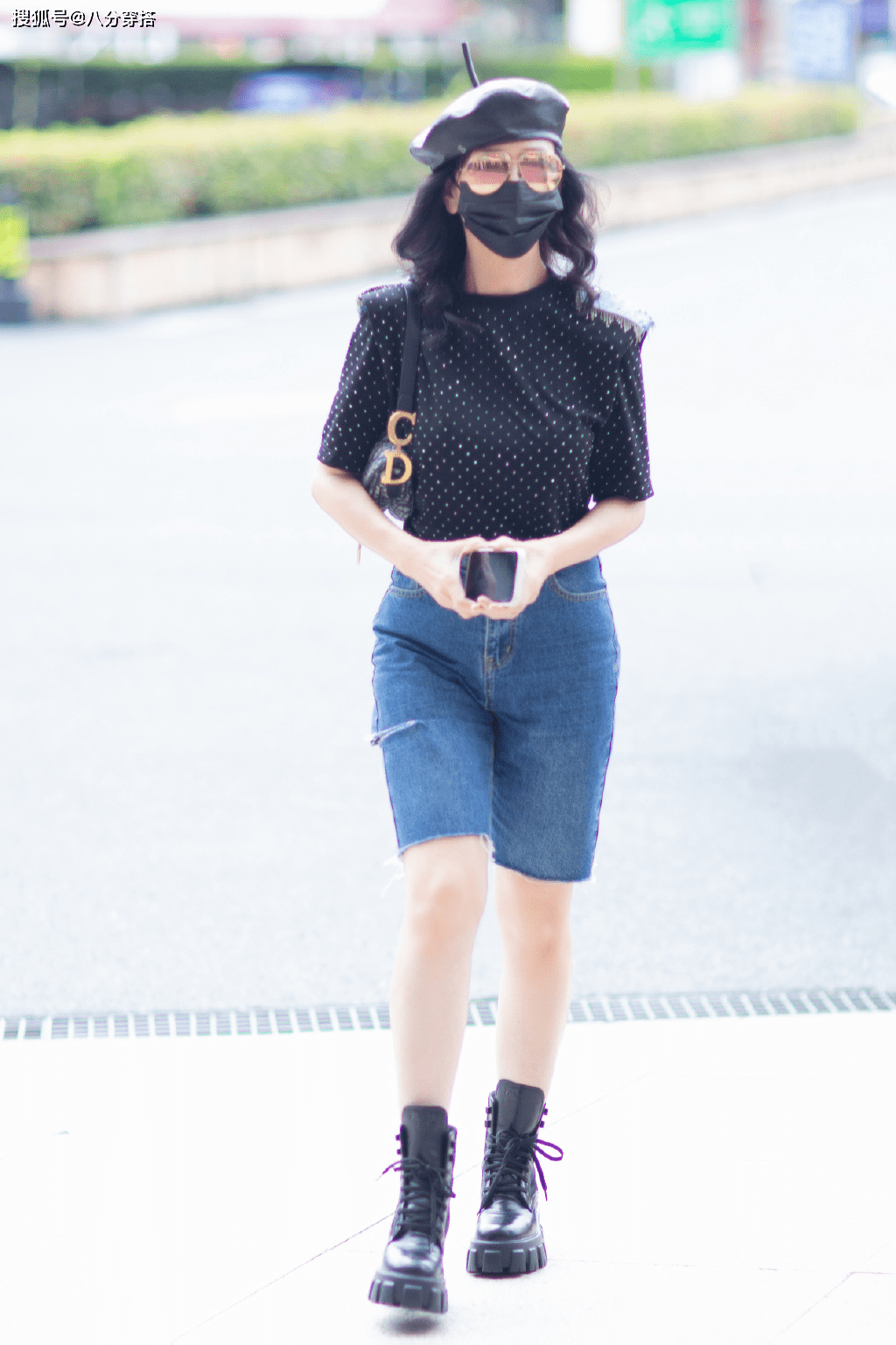 黑色|66岁赵雅芝真会装嫩，波点上衣搭配牛仔短裤俏皮甜美，少女感十足