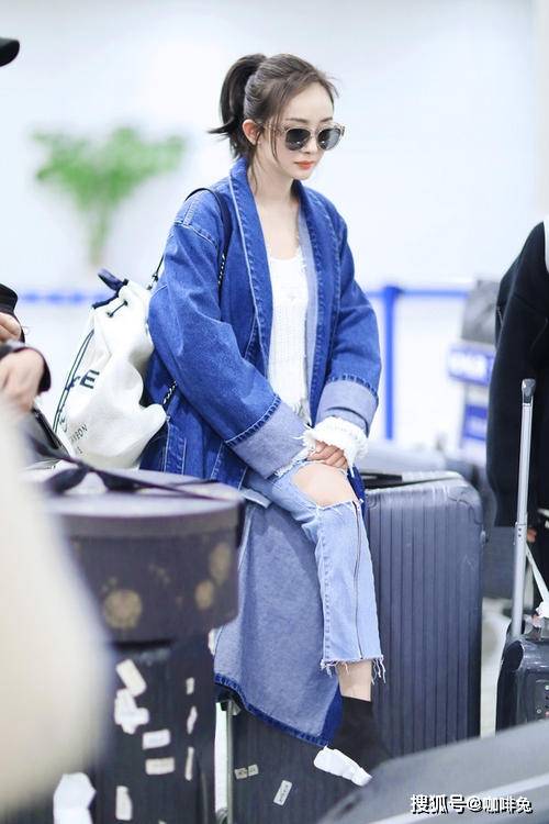牛仔|当妈的女人如何穿出“少女感”？跟着杨幂学穿搭，时尚洋气又减龄