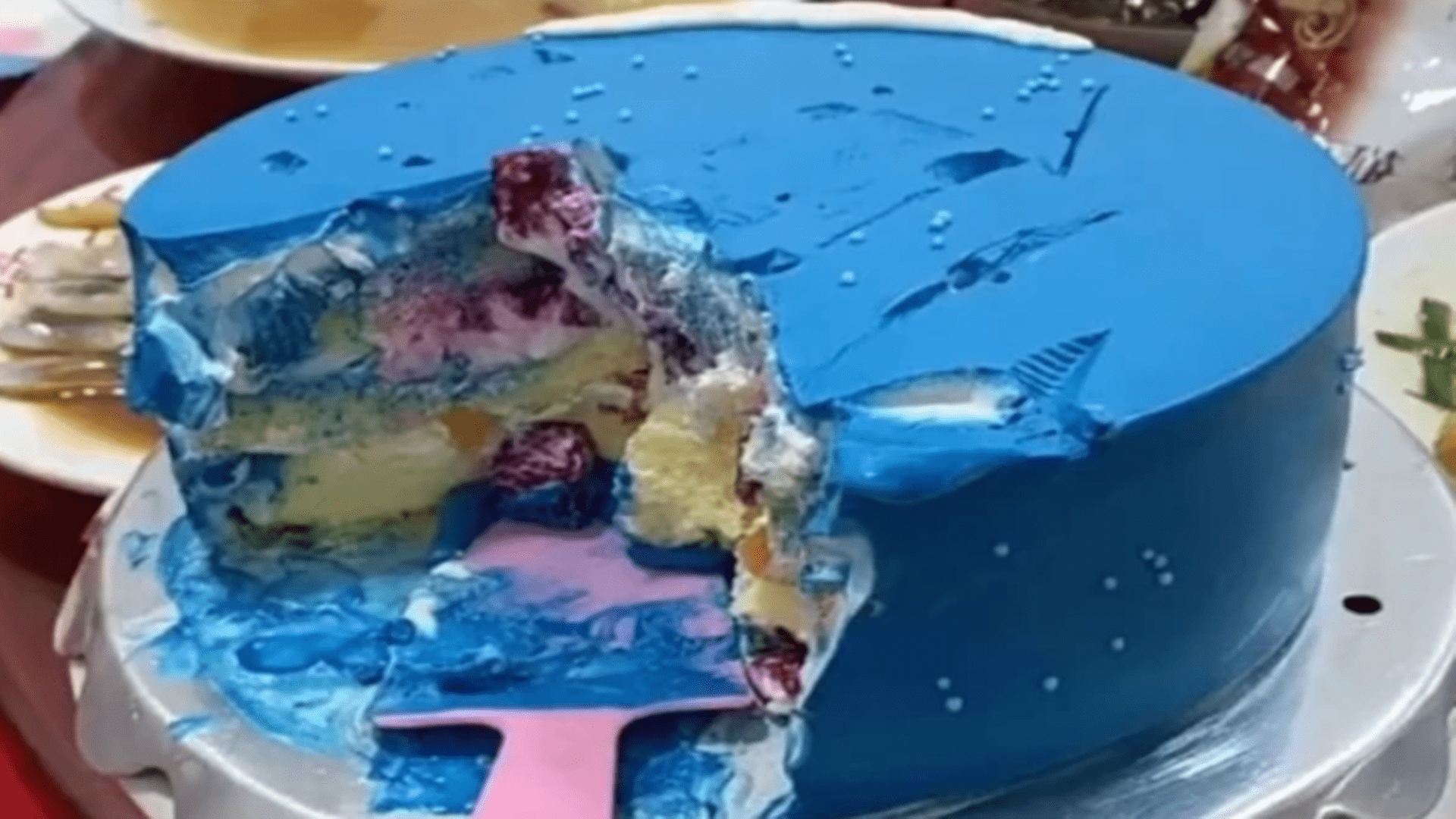 网红蛋糕吃完变成“蓝精灵”？被蛋糕染色，质疑色素超标_蓝色