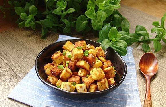 做法|家里吃不完的馒头不要扔,来试试这做法,焦香松脆香辣,追剧零食