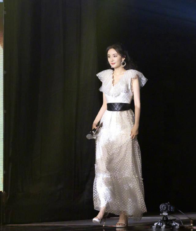 显得|被质疑“括号臀造假”，杨幂故意穿小一码旗袍，网友：心服口服