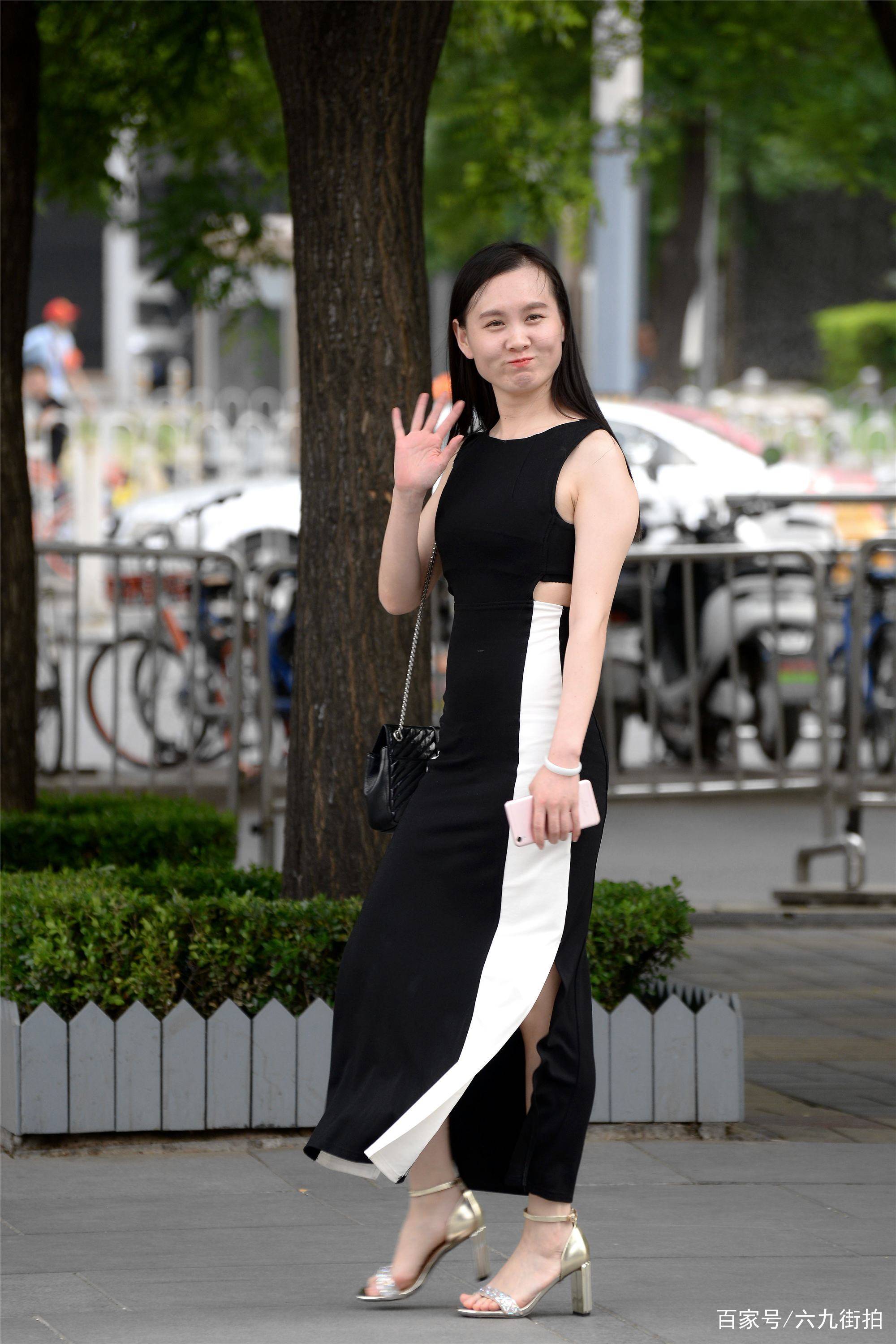 黑色|黑色连衣裙,侧面一条白色装饰,搭配出显身材的效果