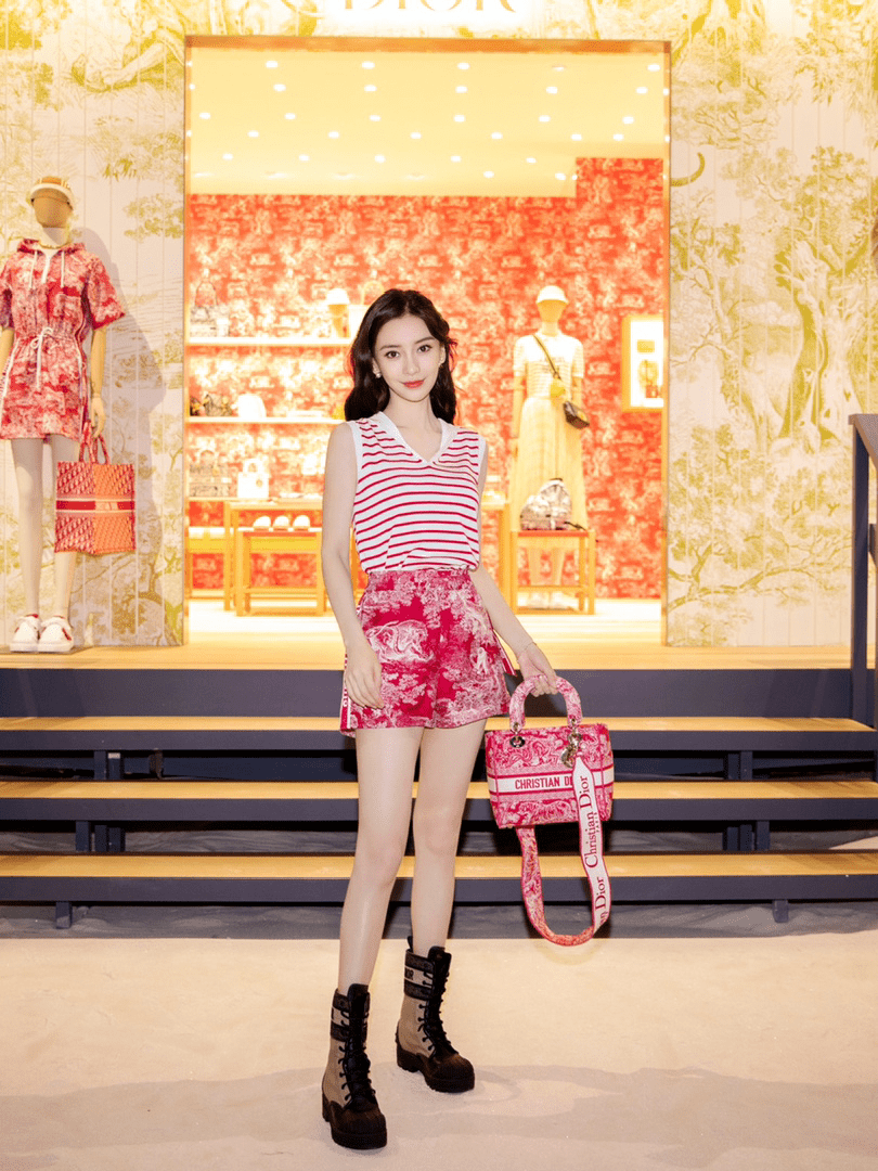 黑色|Angelababy又美出圈，红白条纹上衣配印花短裤清爽舒适，高级洋气