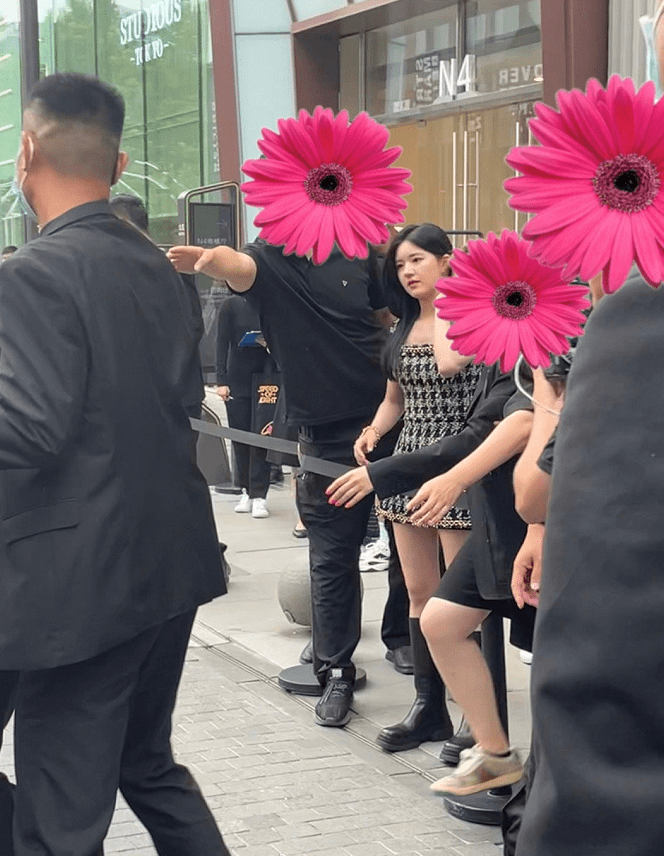 形象|赵露思三里屯生图造型很有优势,人群中真是好小一只,太可爱了