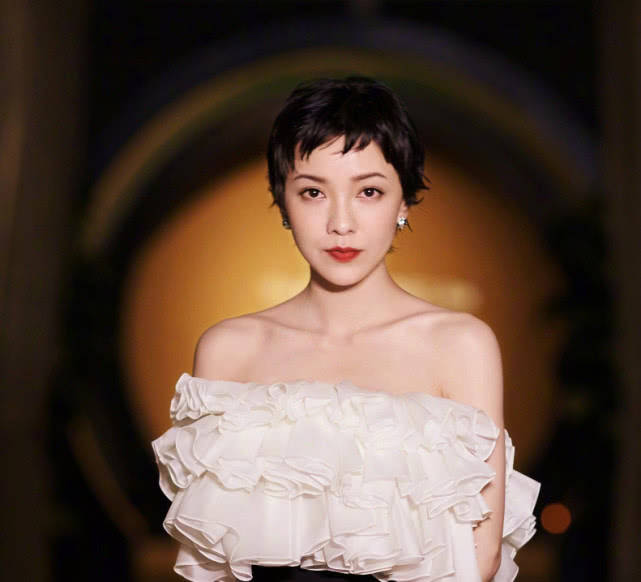 义气|腿粗别穿牛仔裤了，郭采洁带火了一条“分叉裙”，穿上显瘦20斤