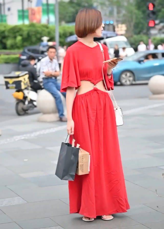 身材|街头出现一款裙子,当看见姑娘穿后秀出“蝴蝶腰”,绝对要火了!