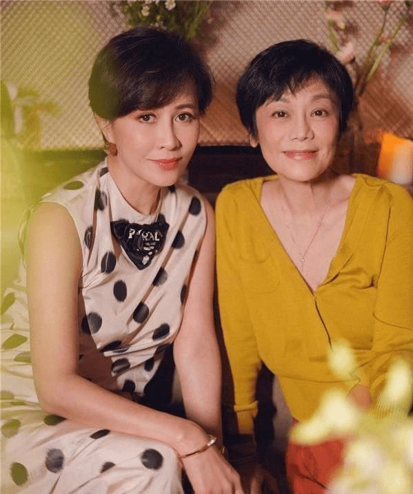 短发|张艾嘉同框刘嘉玲,黄衣配短发老得优雅,这才是奶奶辈该有的样子