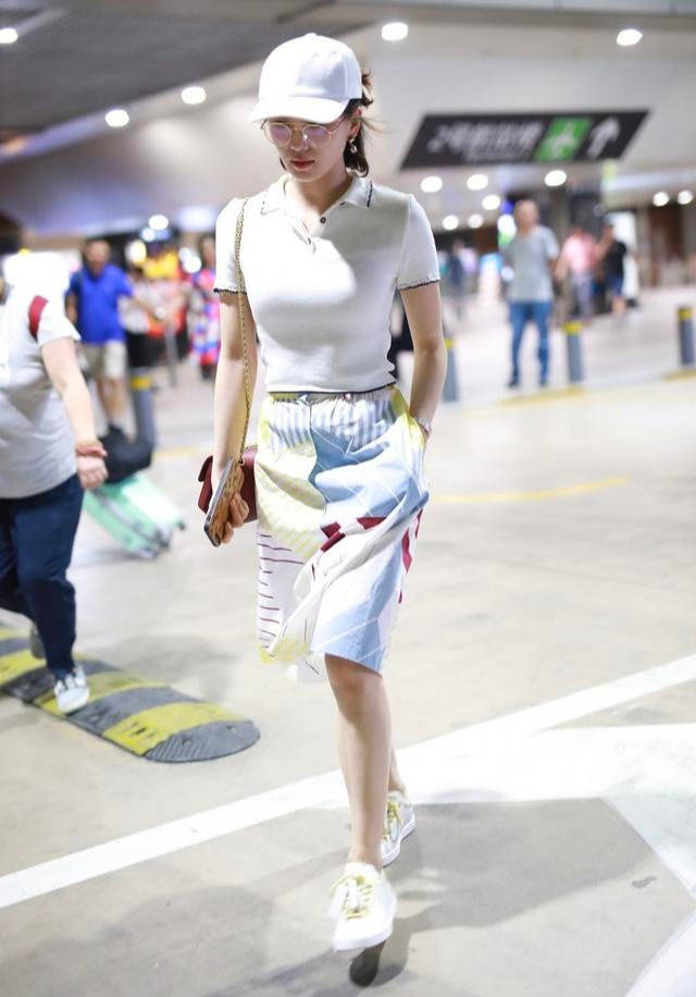 颜色|刘诗诗少女感太强了，短款POLO衫精致可爱，配半裙温柔迷人
