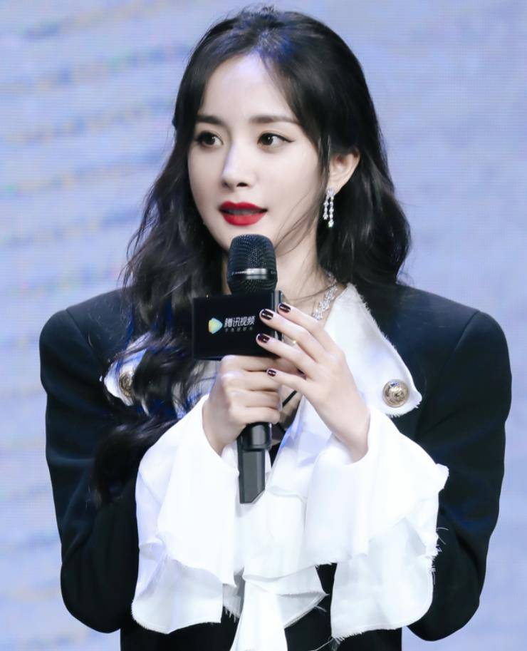 因为|杨幂的“渣女”站姿火了,腰和臀凹成90度,体重过百真学不来