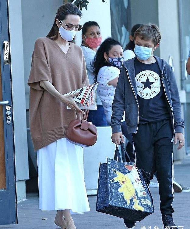 黑色|过臀宽松毛衣考验人,一不小心穿成侏儒,朱莉依然穿出女神风