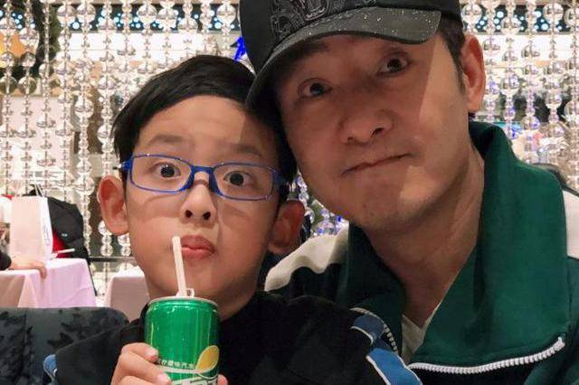 夫妻俩|她不拍戏却被综艺带红了，结婚12年越来越恩爱，今9岁儿子帅气