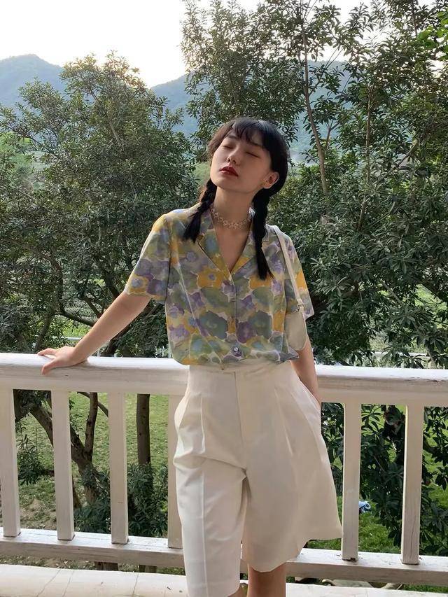 面料|花衬衫有多时髦？周雨彤在卫生间也能拍出时尚大片，复古氛围绝了