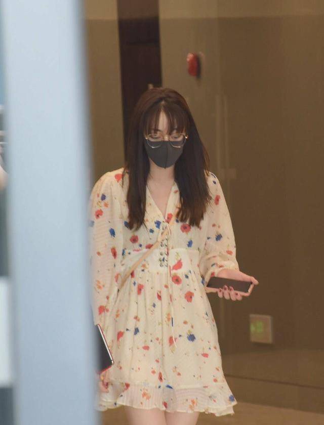 黑色|被迪丽热巴“鸡蛋臀”迷住了，穿小黑裙凹身材，女生看了都心动！