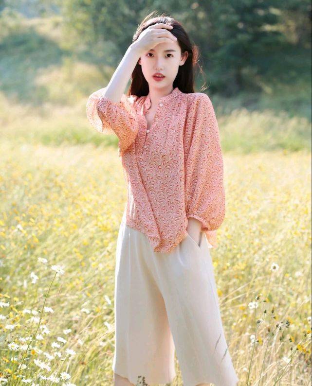 设计|怎么穿搭才能成为精致的女人?简约休闲风就很高级,值得细细品味