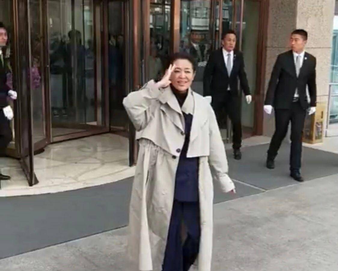 系上|60岁倪萍素颜走机场，穿风衣搭阔腿裤时髦高级，果然瘦下来更美了