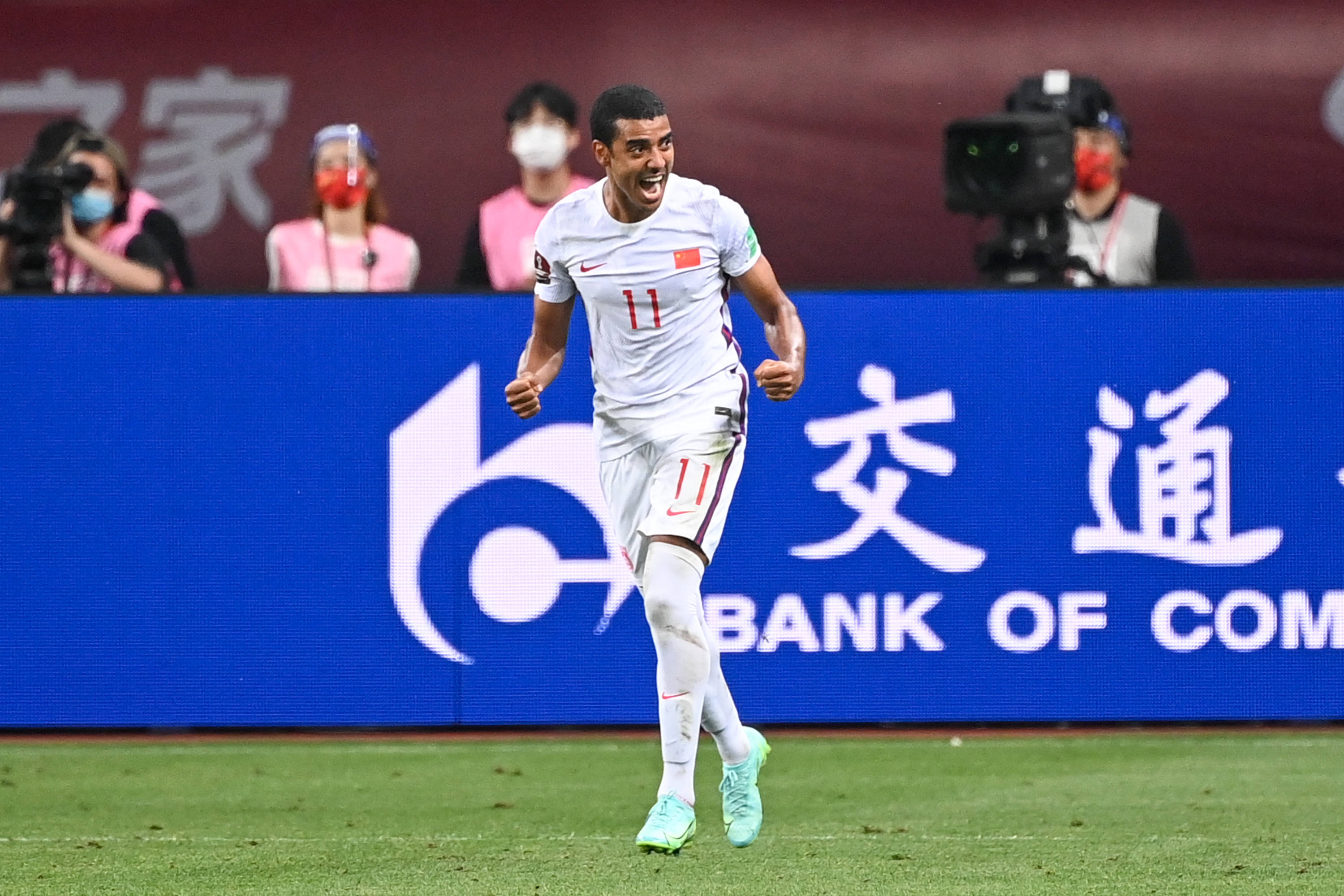 国足32岁前锋迎来人生大舞台,12强赛扮演关键角色_阿兰