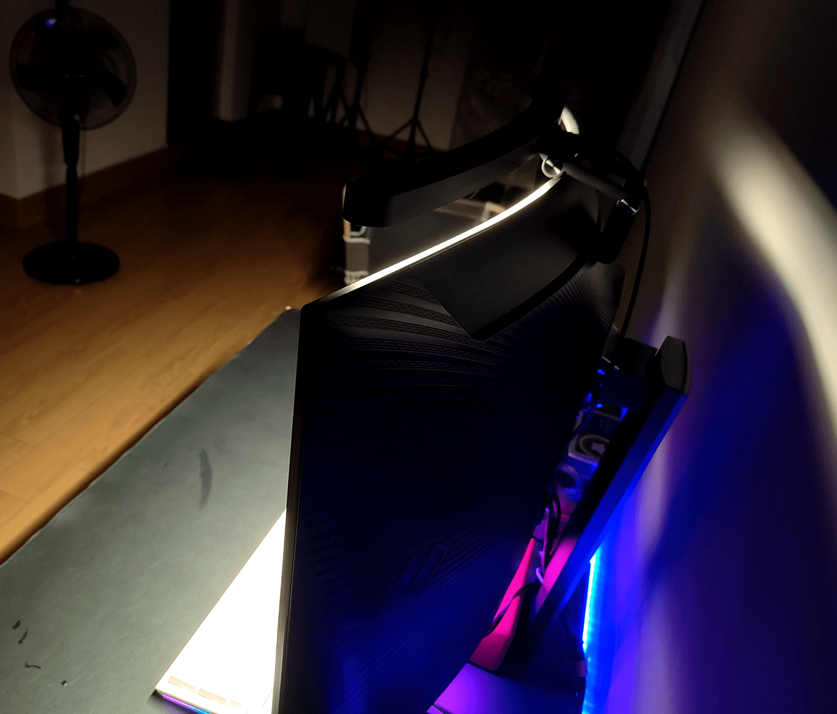 调节|电竞玩家福音，LYMAX曲面屏幕挂灯给你完美的曲面屏照明解决方案