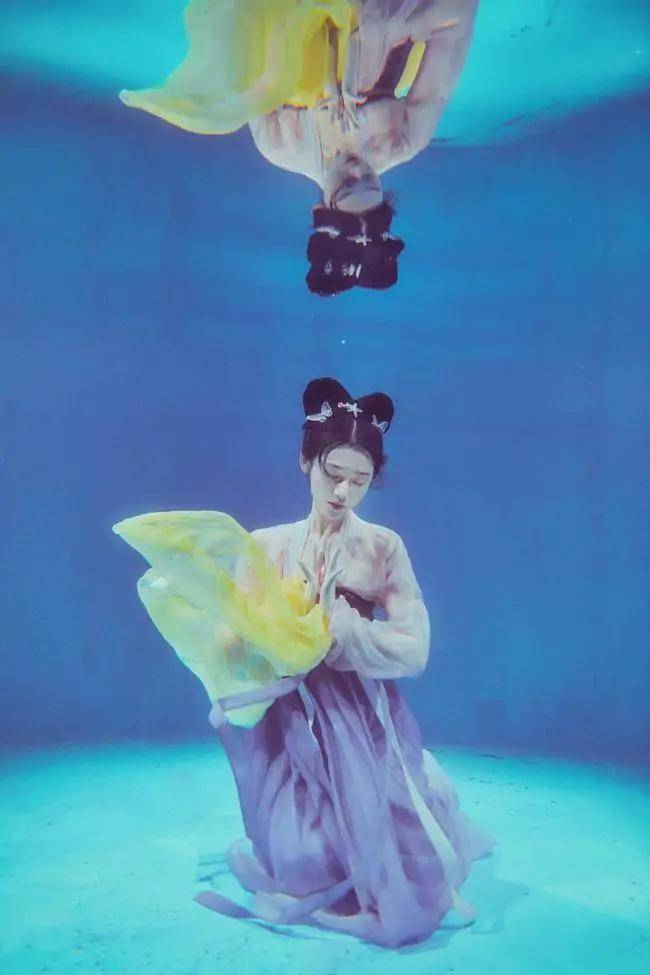 联名款相继卖爆非物质文化遗产汉服席卷年轻人火到了什么程度