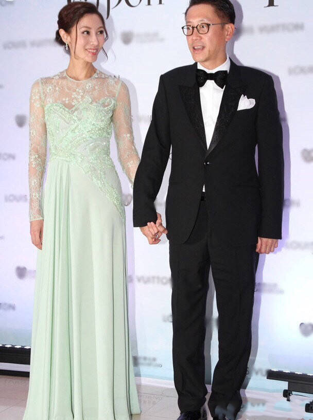 身材|李嘉欣会打扮,阿姨辈穿蕾丝裙像小姑娘,难怪许晋亨走红毯也带她