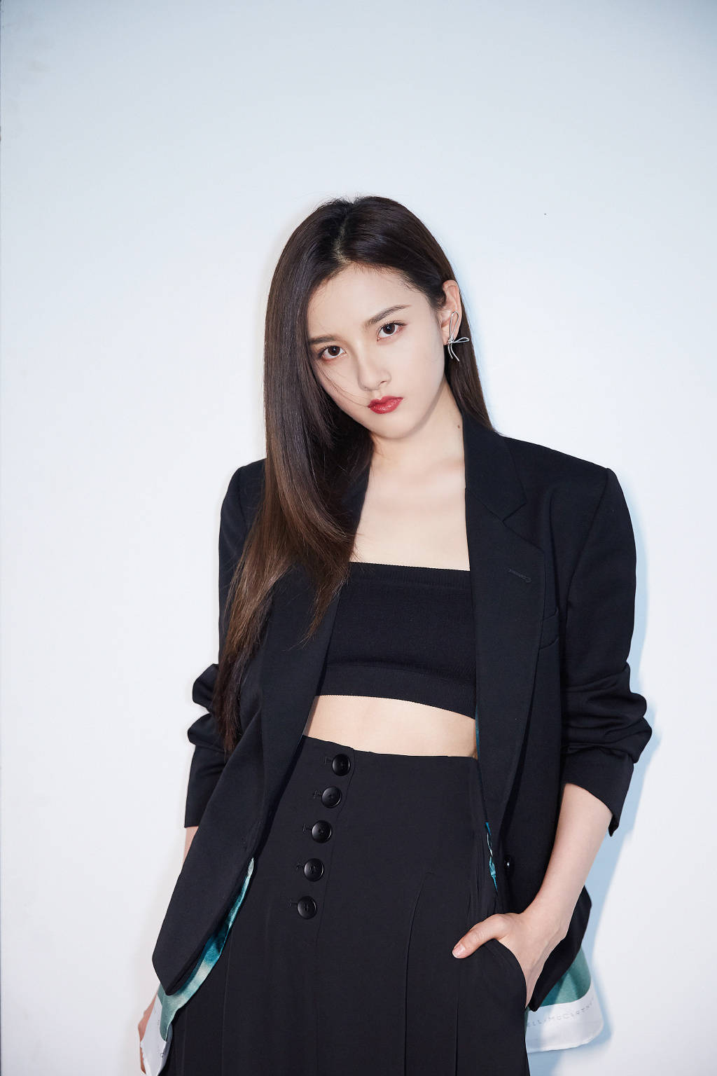 黑色|帅气少女宋祖儿，衬衫西装和小黑裙，个性时尚搭配的实力典范