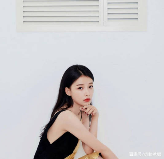 黑色|孙怡真敢穿，金色半面裙都要齐大腿根了，甘蔗腿果然惊艳啊