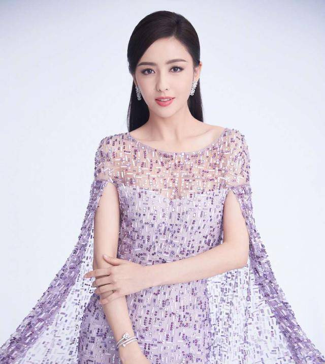 刺绣|36岁佟丽娅真是“貌美如花”，穿三套礼服霸气主持春晚，气质真好