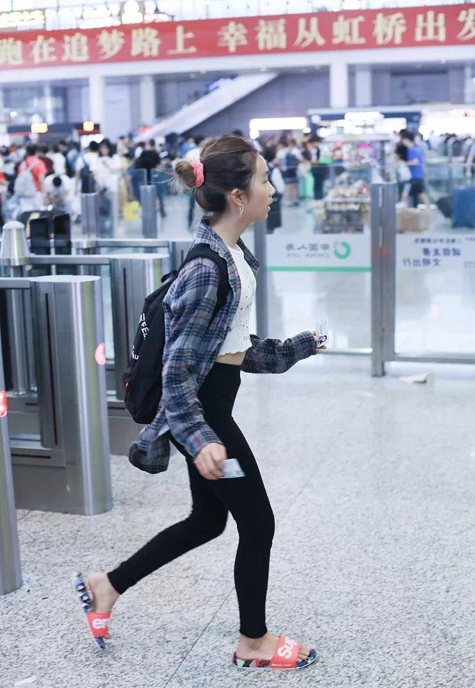 身材|黄磊孙莉穿情侣装坐高铁，13岁多多露脐装太时尚，身材比例更惊艳