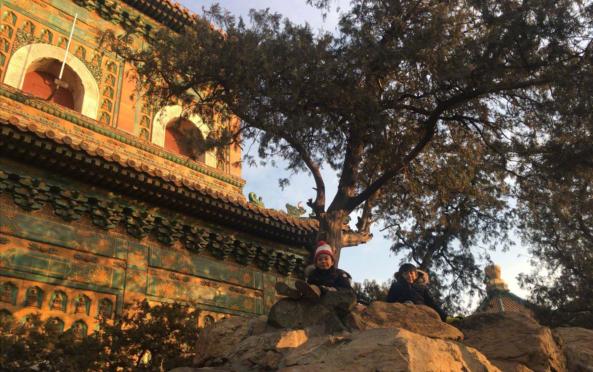 安娜|刘烨法国老婆40岁生日显老，一家四口穿棉衣玩耍，诺一撞脸彭于晏