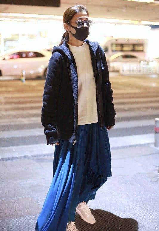 老公|梅婷一家四口现身机场，穿老公旧衣太抢镜，一对高颜值儿女更吸睛