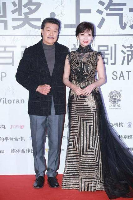 前妻|腾格尔找老婆眼光好，前妻气质优雅高级，肌肤细滑穿深色好显白