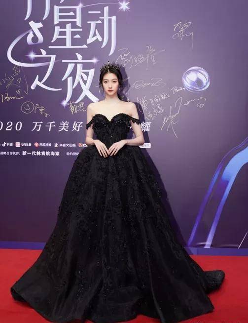 袁冰妍|星动之夜,关晓彤总算穿对,王一博蕾丝辣眼,赵丽颖艳压全场