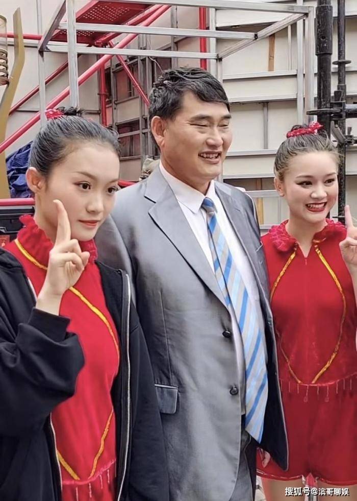 大衣哥哭了现场视频 636891a2a30447858e3982b9a1ef9ec2.jpeg