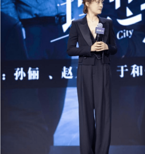身材|戚薇穿西装配拖鞋出门，也只有她敢这么穿，穿衣随意但有品位
