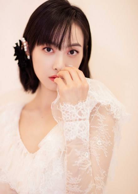 条纹|宋茜穿3万2连衣裙秀香肩，少女系穿搭嫩如20岁，修长双腿太吸睛