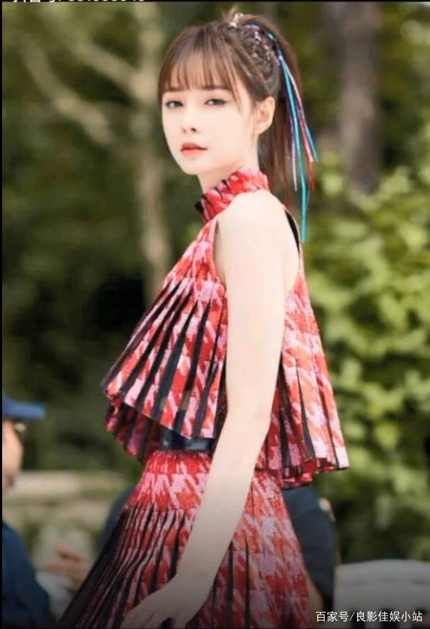 杜海涛|沈梦辰为了证明自己瘦,把裙子当上衣穿,意外穿出高级感