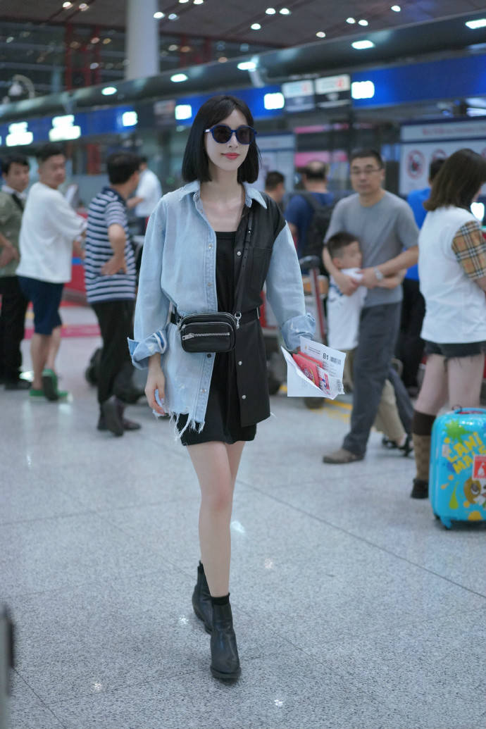 黑色|张俪终于剪了短发！穿卡通T恤配超短裙清新动人，就是长腿太惹眼