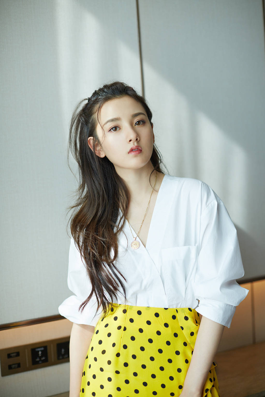 黑色|帅气少女宋祖儿，衬衫西装和小黑裙，个性时尚搭配的实力典范