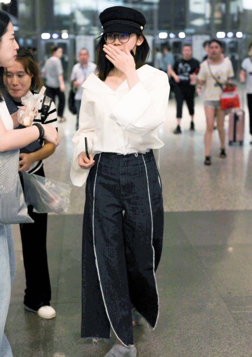 女神|苗苗穿健美裤走机场，公众场合还不遮臀型，挎几万包包像贵妇