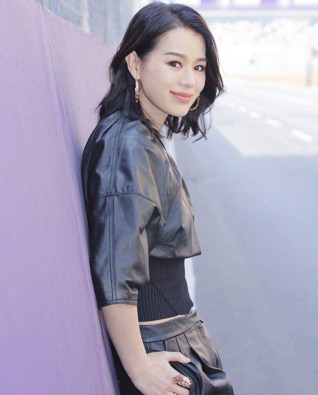 黑色|40岁胡杏儿瘦得不真实,穿皮裤连腰都塞不满,产后4月竟成小腰精