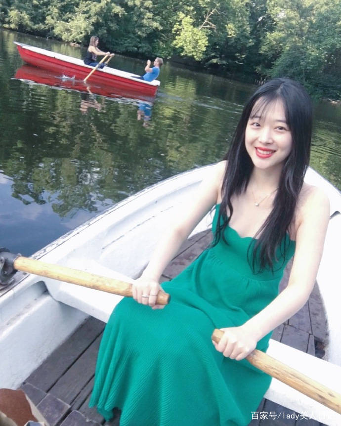 女孩子|崔雪莉很有叛逆高中生既视感!久违的超短裙,还是那个妩媚小野猫