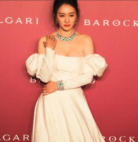 曲线|李小冉“花瓶”身材真撩人，身穿白色单肩长裙，腰臀弧度令人羡慕