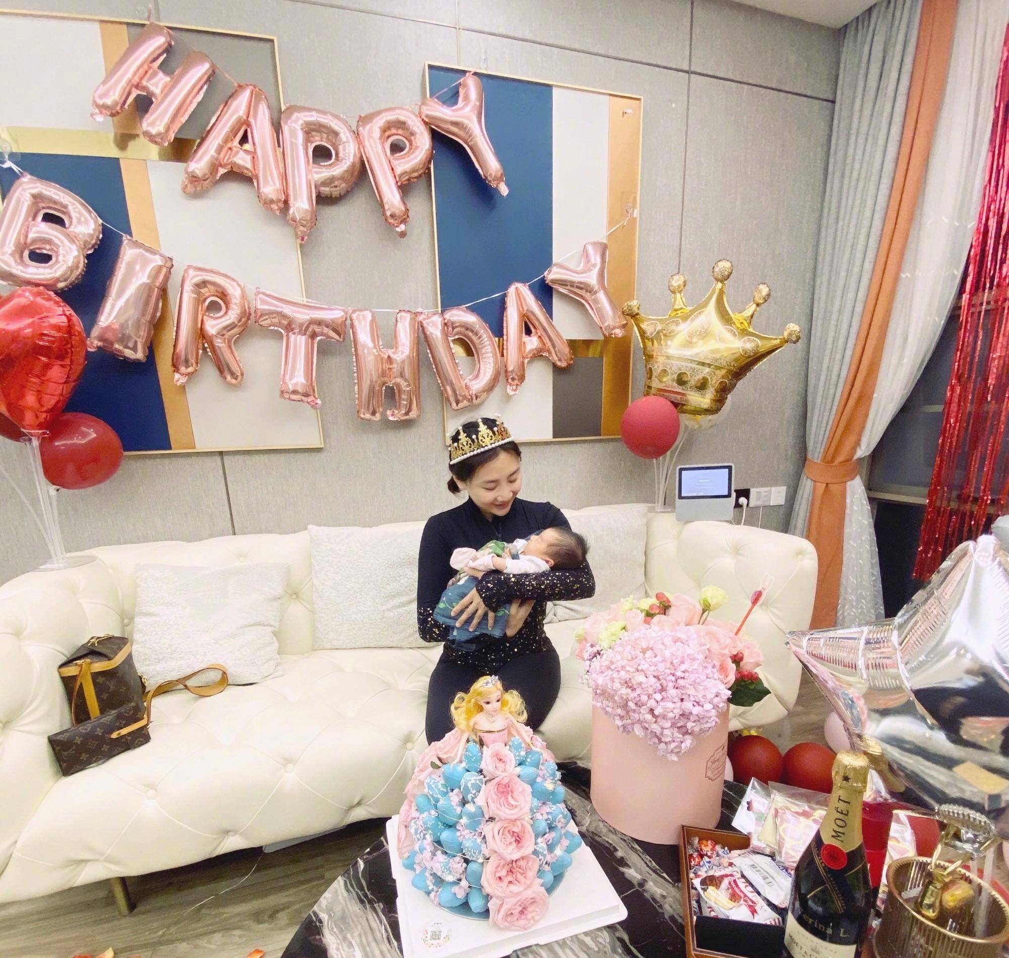 气色|何雯娜携家人拜年，穿10900元毛衣气色真好，哪像刚生完孩子的妈