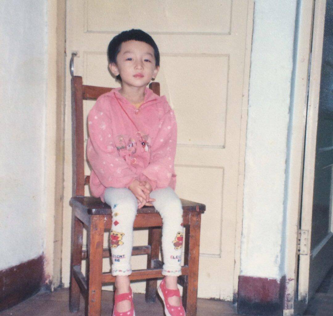 黑色|周冬雨生日晒“特别”蛋糕,别看她平时穿得时髦,吃的却很接地气