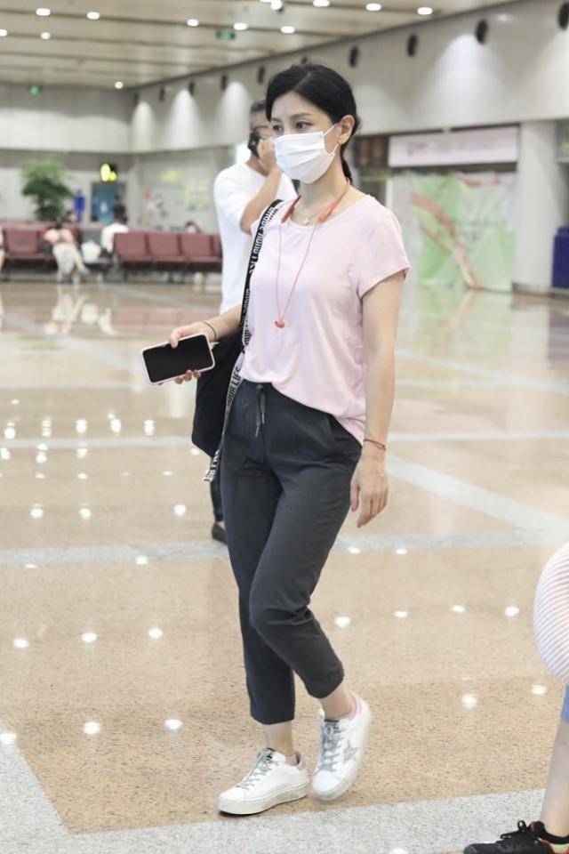 原创胡可当妈了不显老t恤颜色花哨突出扮嫩成功学生气十足