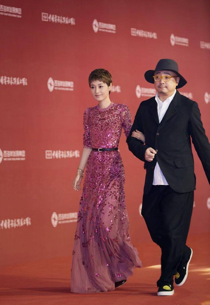 纸片|马伊琍离婚后更高调!穿玫红色亮片裙薄如纸片,瘦到认不出