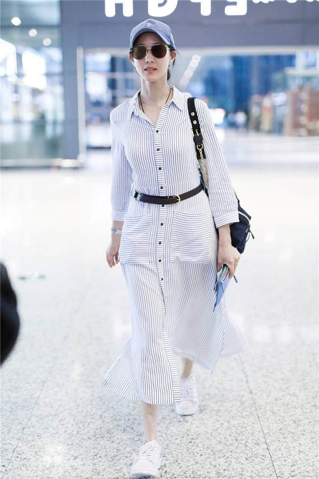 小白|夏季想让心情随风飘扬,连衣裙配小白鞋,时尚舒适又高级