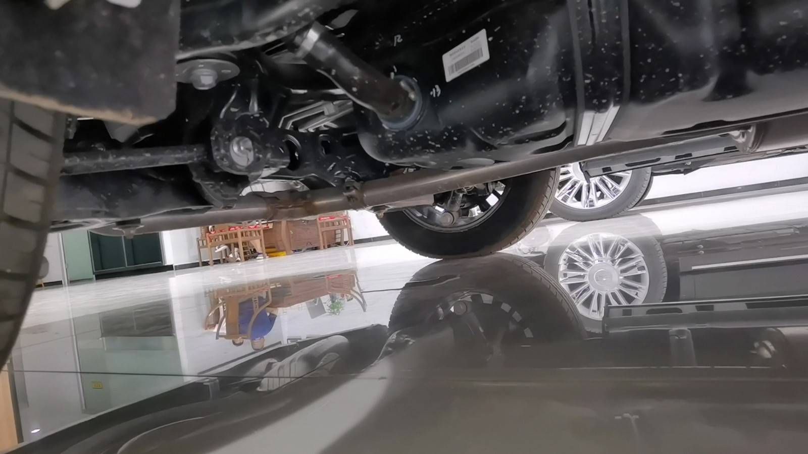 广汽传祺m8高顶极夜之光整车底盘全独立悬挂,前悬麦弗逊独立悬架,后悬