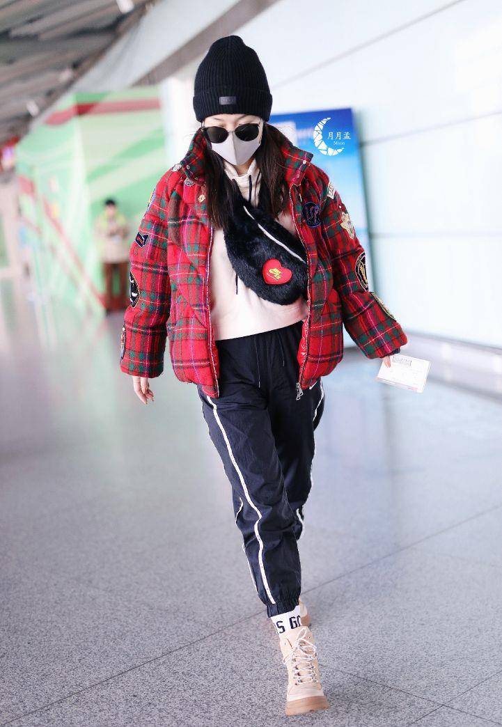 蓝色|霍思燕一家现身，穿棉衣也挡不住腰身，嗯哼一言不合就拿妈妈撒气